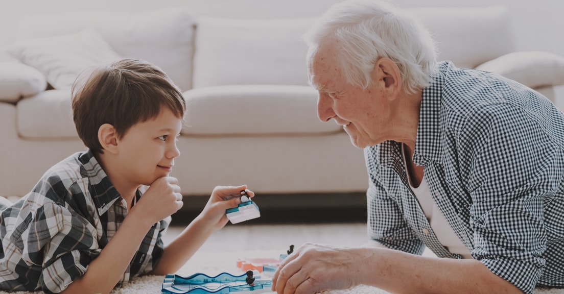 abuelo con su nieto